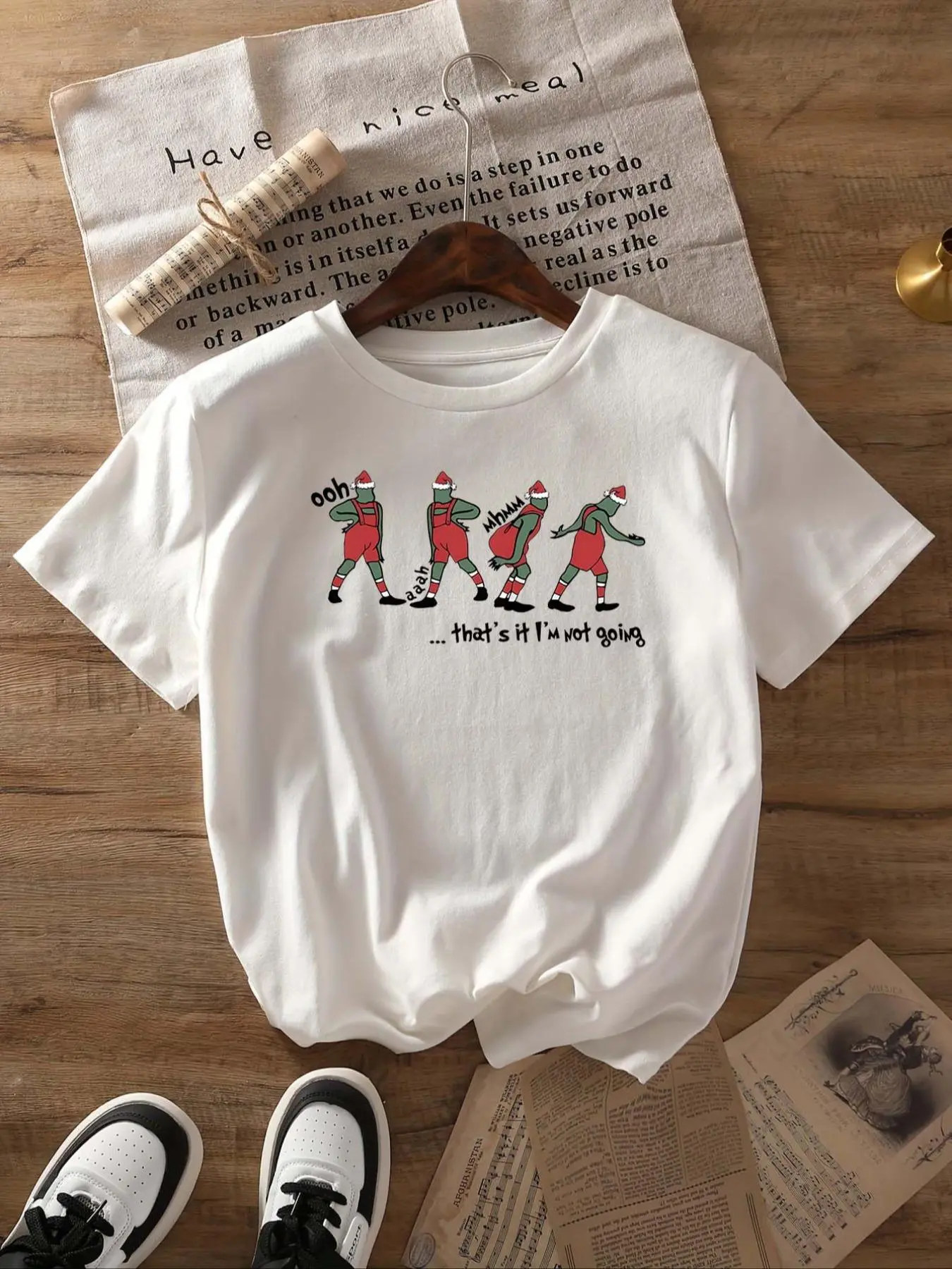 Women's Christmas Cartoon Santa Claus & Letter Print Round Neck Tee, Casual Short Sleeve Crew Neck T-Shirt for Summer, Fashion Women's Top for Daily Wear