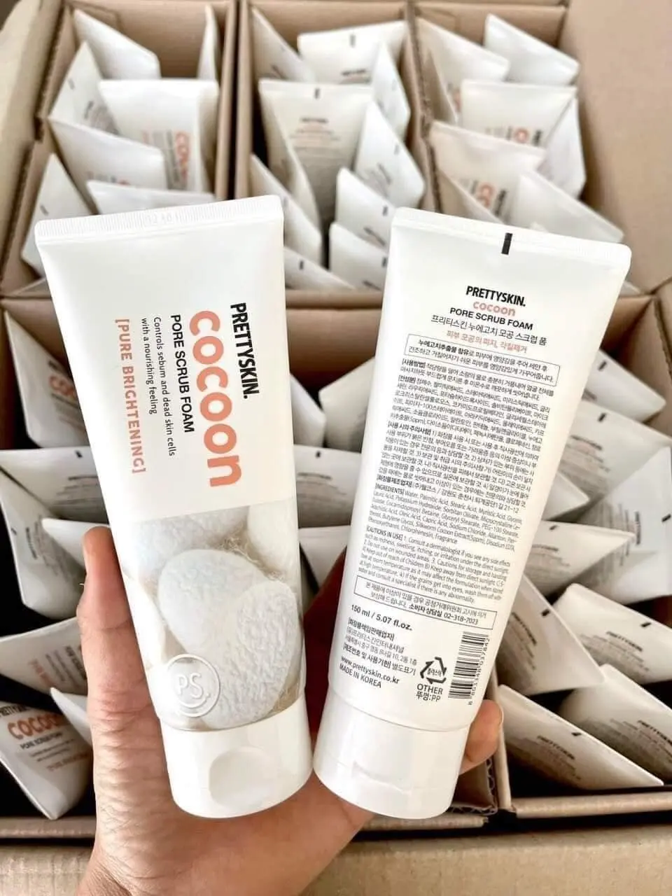 SỮA RỬA MẶT TẨY DA CHẾT PRETTY SKIN COCOON PORE SCRUB FOAM 150ML