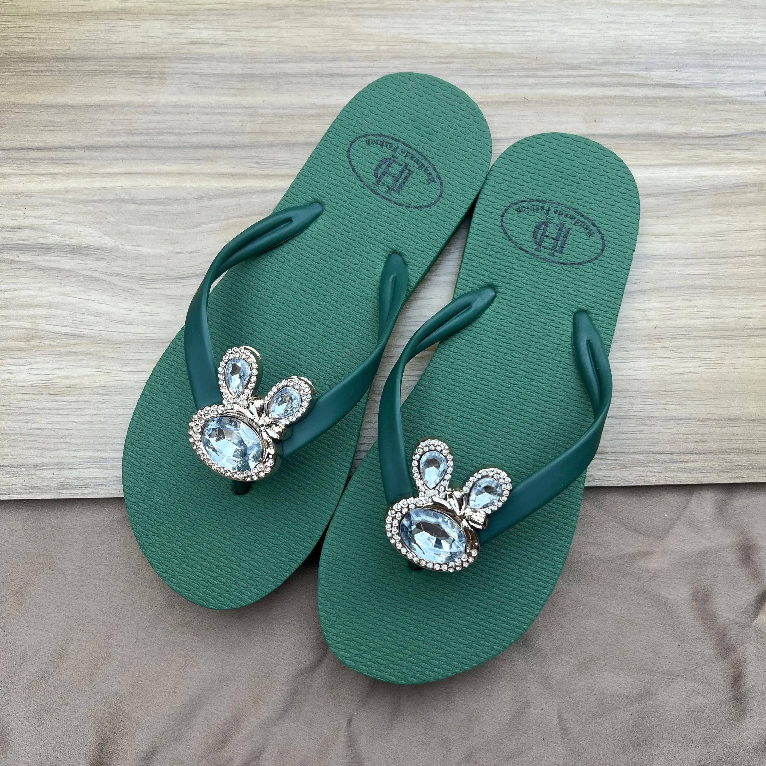 Dép kẹp nữ  họa tiết gắn Charm Thỏ Xinh lung linh
