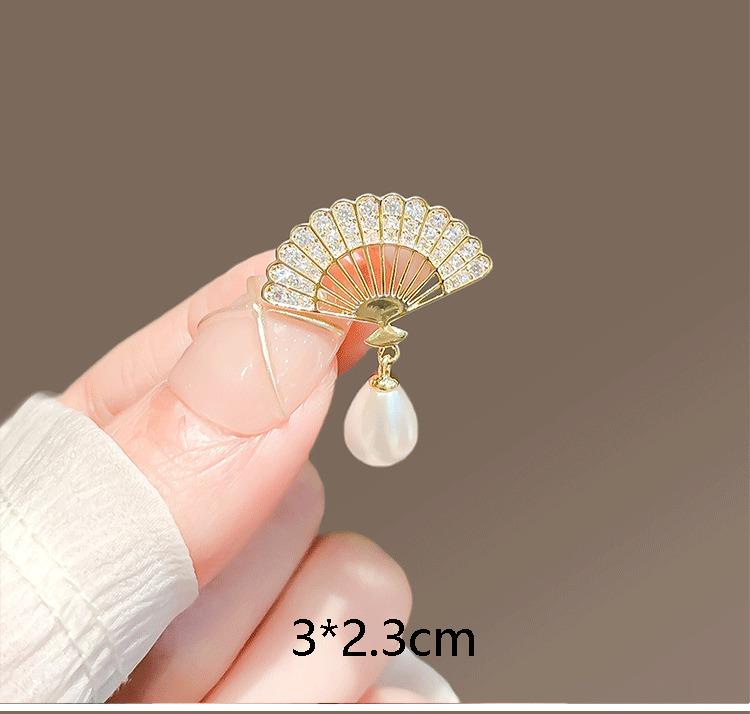 Product Introduction of Flower pearl studded diamond brooch anti glare buckle brooch chest flower small brooch 17