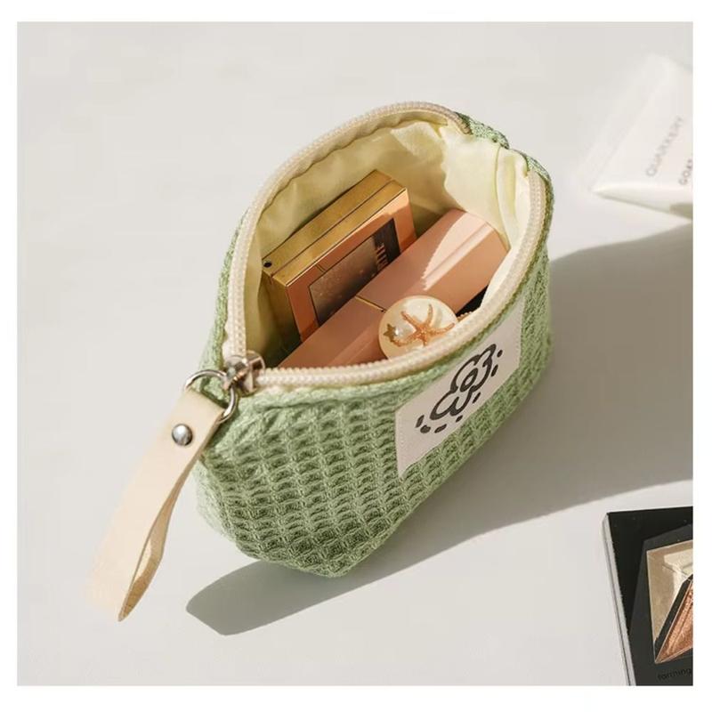 Product Introduction of Túi Trang Điểm Mini, Thiết Kế Hoa Mới, Chất Liệu Polyester Có Khóa Kéo, Kích Thước Nhỏ Thích Hợp Đựng Tiền Xu, Hình Vuông, Mềm Mại Và Bền, Lý Tưởng Để Đựng Son Môi, Tai Nghe Và Chìa Khóa, Hình Dạng Túi 13