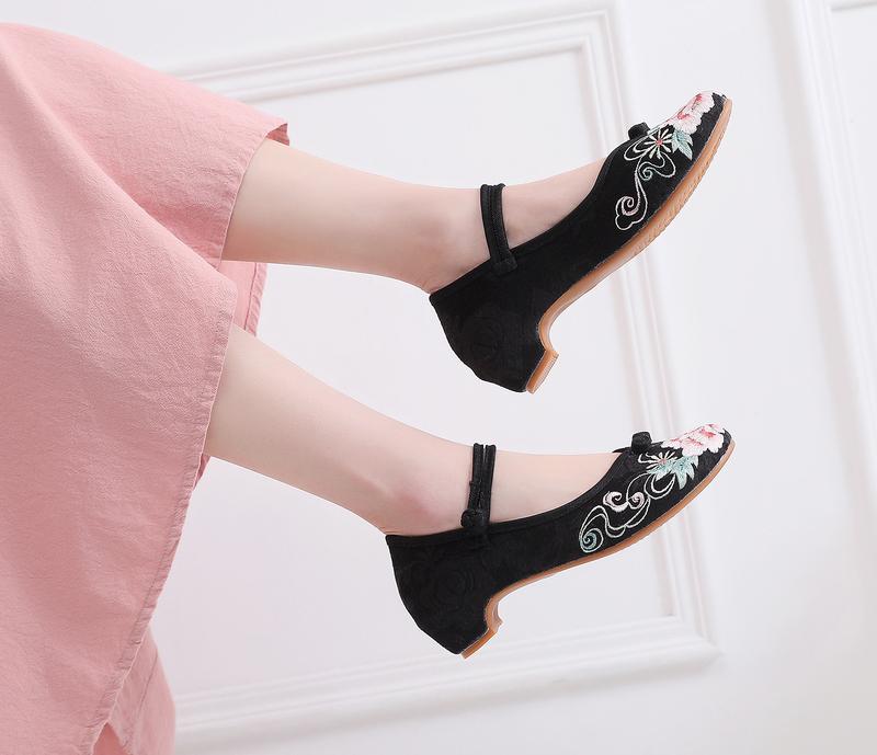 Product Introduction of 2025 New Beijing Traditional Embroidered Shoes Pointed-Toe Retro Mid Heel Cheongsam Shoes Horse-Face Skirt Shoes Ethnic Style Ancient Chinese Clothing Shoes Dancing Shoes 18