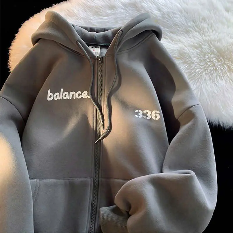 Áo khoác in Balance 336, nón nỉ rộng, form rộng cánh dơi dày mịn, chống nắng tốt. 0