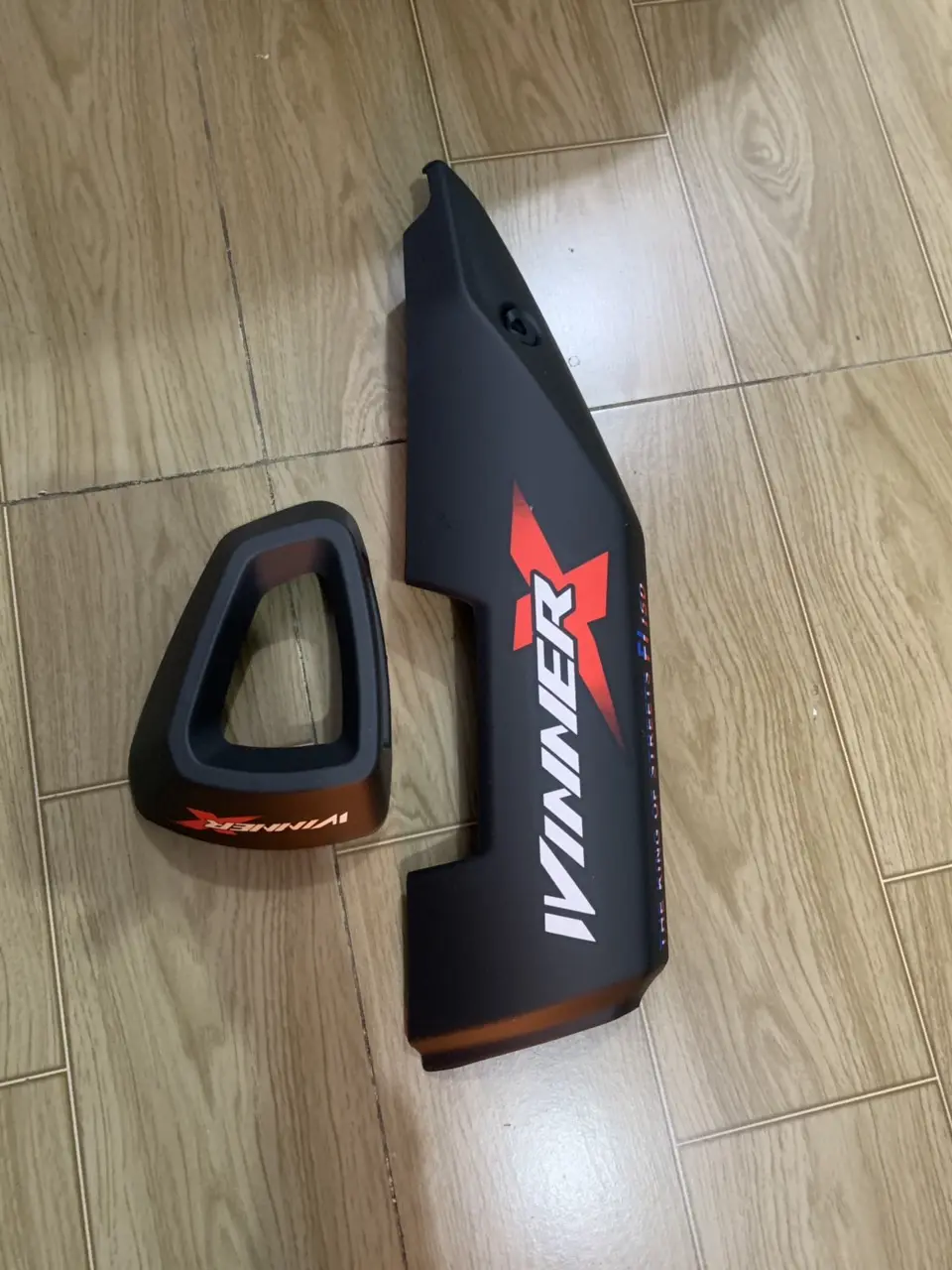 Ốp pô và chụp đích pô xe WINNER X màu đen nhám có tem Phụ Kiện Phụ Tùng