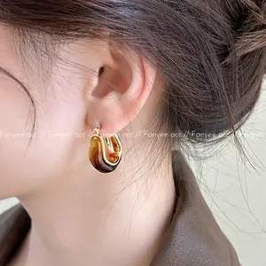 [Fanyee] Anting-anting akrilik tidak beraturan kuning metalik vintage Q508