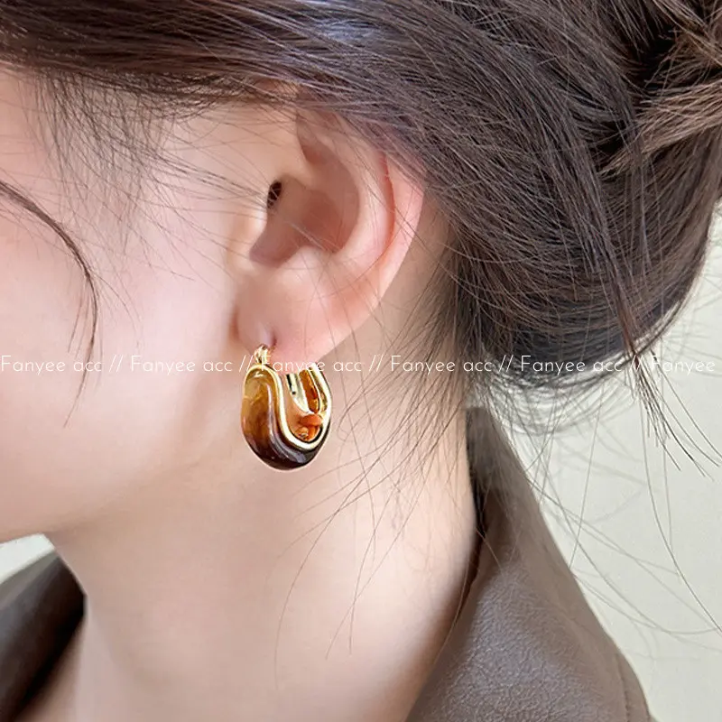 [Fanyee] Anting-anting akrilik tidak beraturan kuning metalik vintage Q508 0