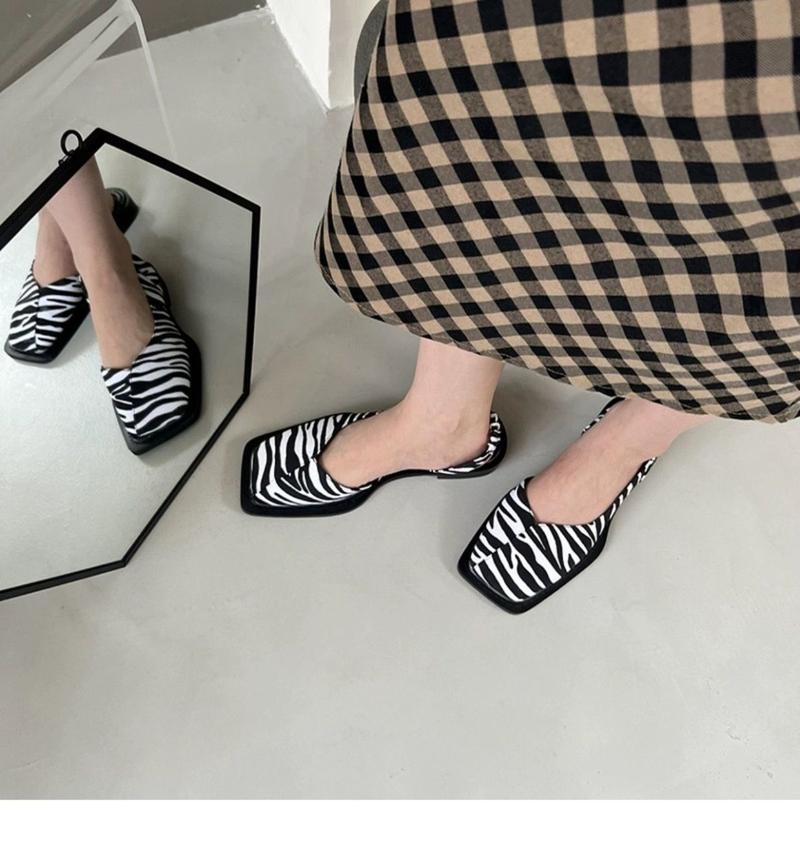 Product Introduction of Internet Celebrity Closed Toe Sandals for Women 2024 Spring and Summer New French Retro Flat Square Toe Shoes Niche Sandals Ins Fashion 16