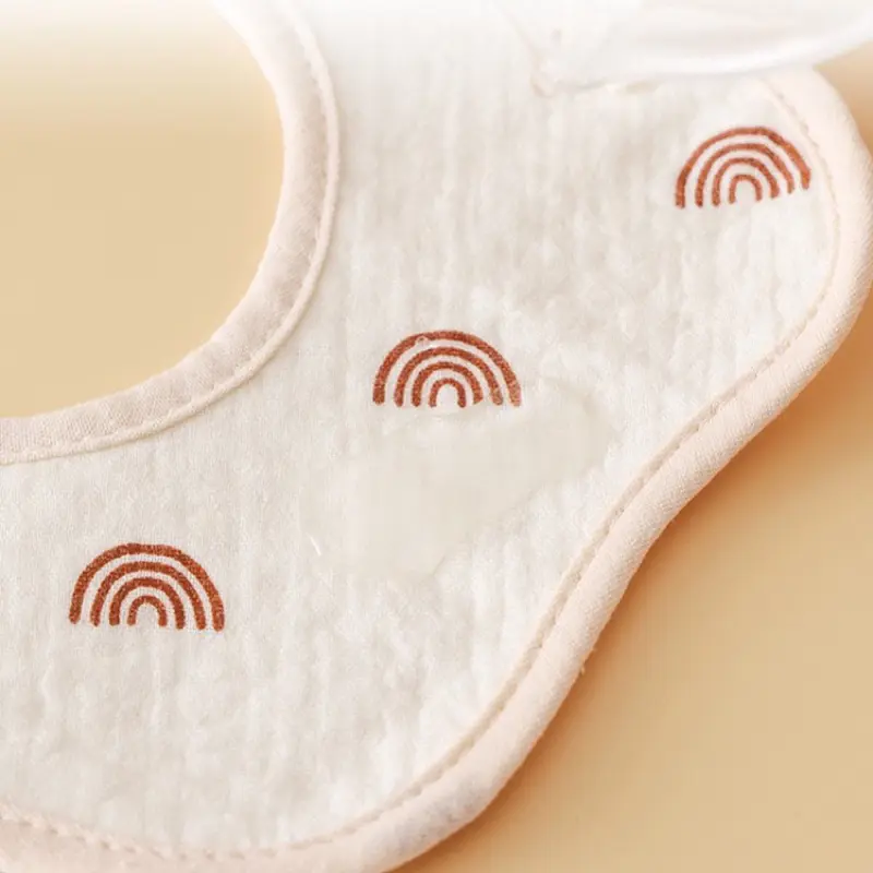 Yếm tròn xoay 360 cho bé chất liệu cotton mềm mịn thấm hút tốt, mặt dưới chống thấm và có cúc bấm 4