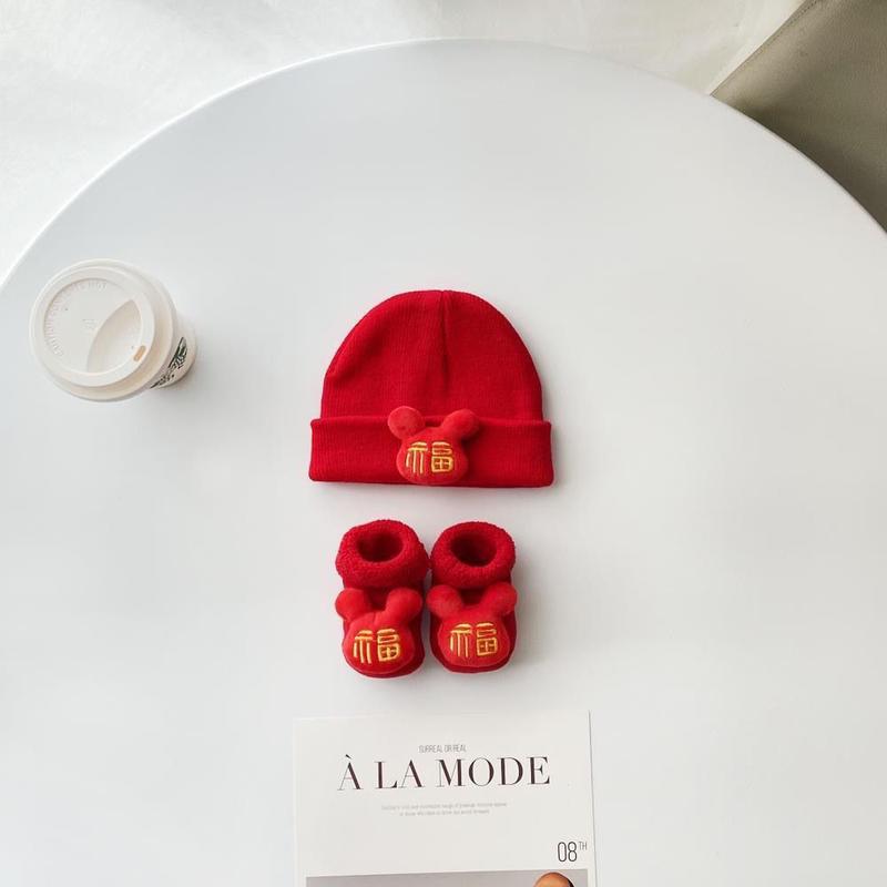 Product Introduction of Bộ Mũ Len Và Tất Cho Em Bé Màu Đỏ, Thích Hợp Cho Mùa Thu Và Mùa Đông, Dệt Kim Dày, Cho Bé Trai Và Bé Gái, Thích Hợp Cho Trẻ Sơ Sinh Tháng Nhỏ 9