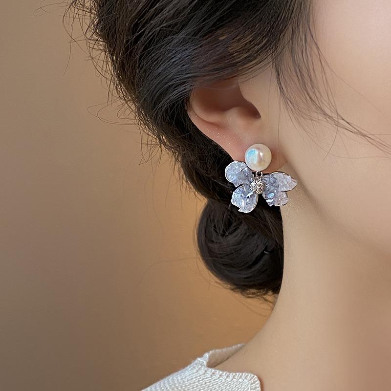 Product Introduction of Gradient Crystal Flower Earrings for Women - French Chic & Versatile Design, Lightweight & Elegant, Perfect Gift for Thai Festivals, Ideal for Fashion-Forward Women 10