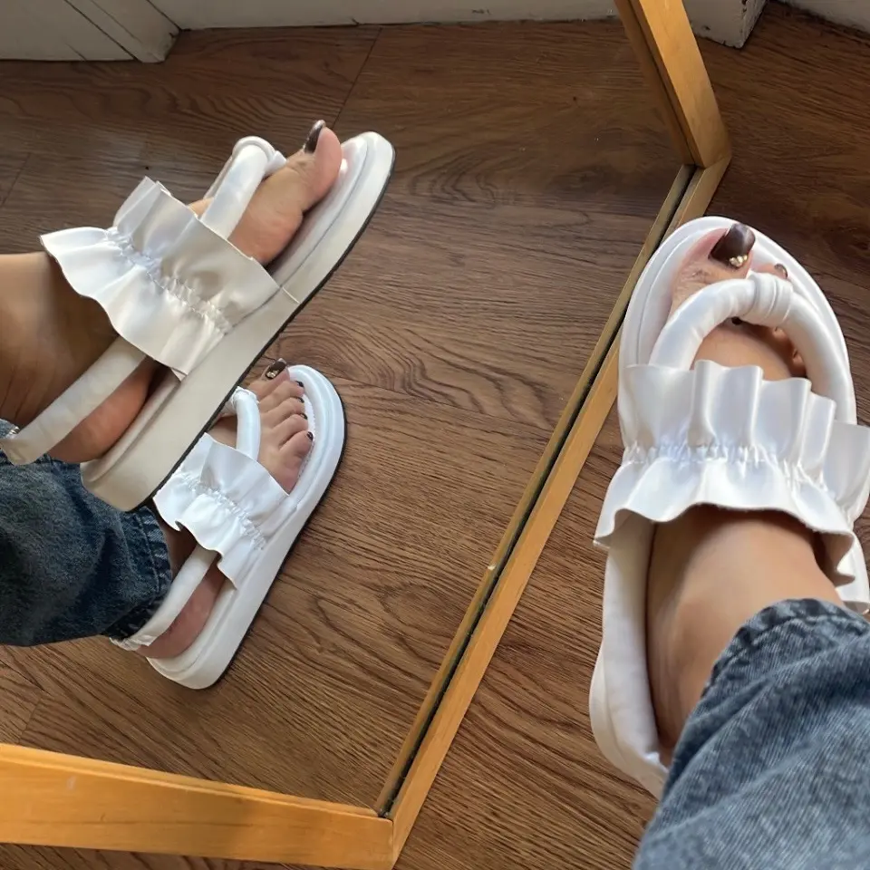 LUCA SANDALS Hak Datar (1 cm atau kurang) Wanita Sendal