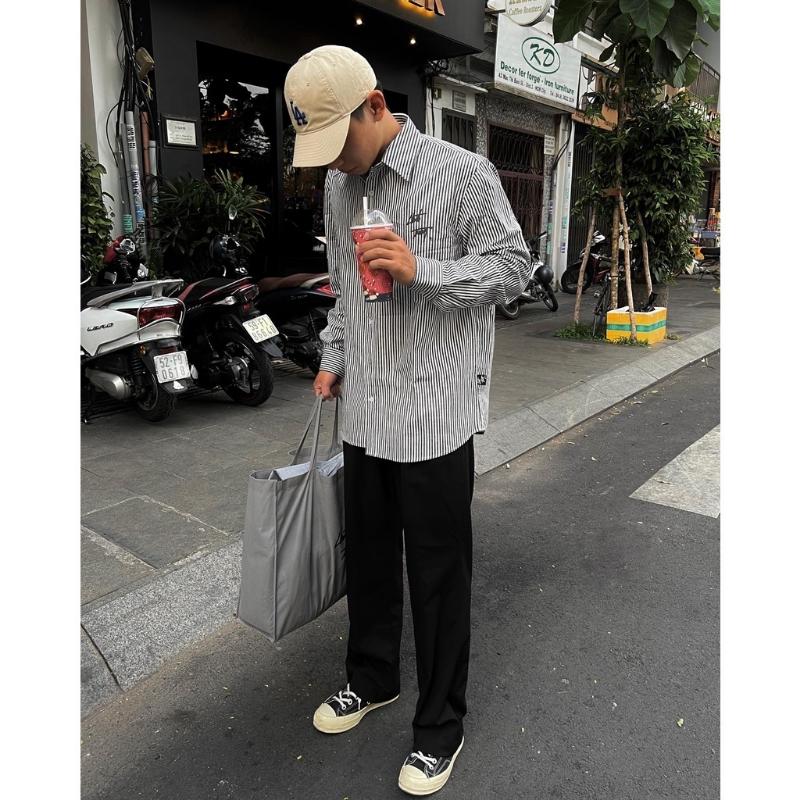 Product Introduction of Mùhè phong cách mới ÁSơ Mi Nam Nữ UNISEX Oxford Sọc Xám Đen HọTiết Chữ Chuôt Trắng Chất Liệu Lanh UMI Mềm Thoáng Mát Form ÁDày Dặn Menswear Kem Shirt Có Cổ Áo 34