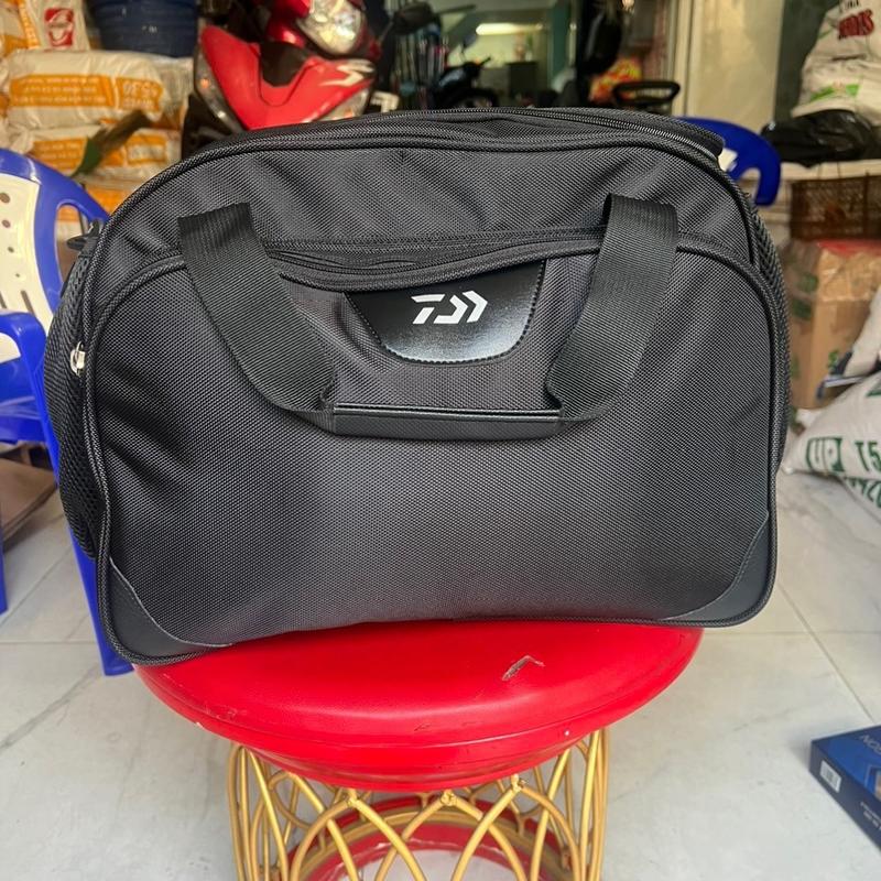Giỏ Daiwa đựng đồ câu cá cao cấp đc làm bằng vải bố rất dày và chắc chắn bên trong có lớp vải chống thấm nước dây kéo rất to có quai đeo và quai xách Bag Túi Thể Thao
