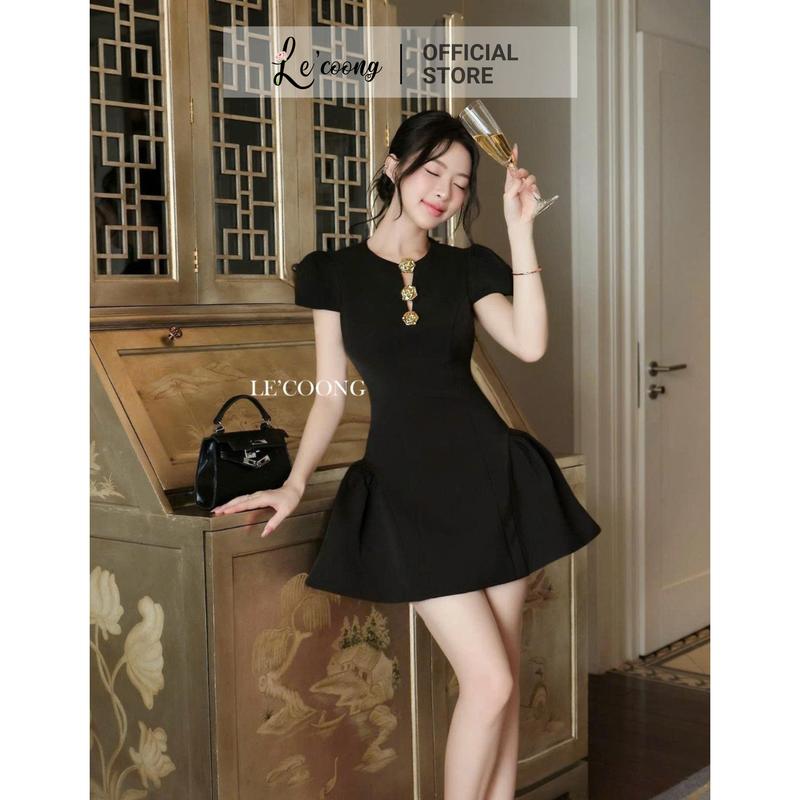 Váy Thiết Kế Tay Con Dáng Ngắn Xòe Bồng LECOONG V800 (Có Bigsize) Đầm Đẹp Sang Chảnh Đính Ba Khuy Màu Đen
