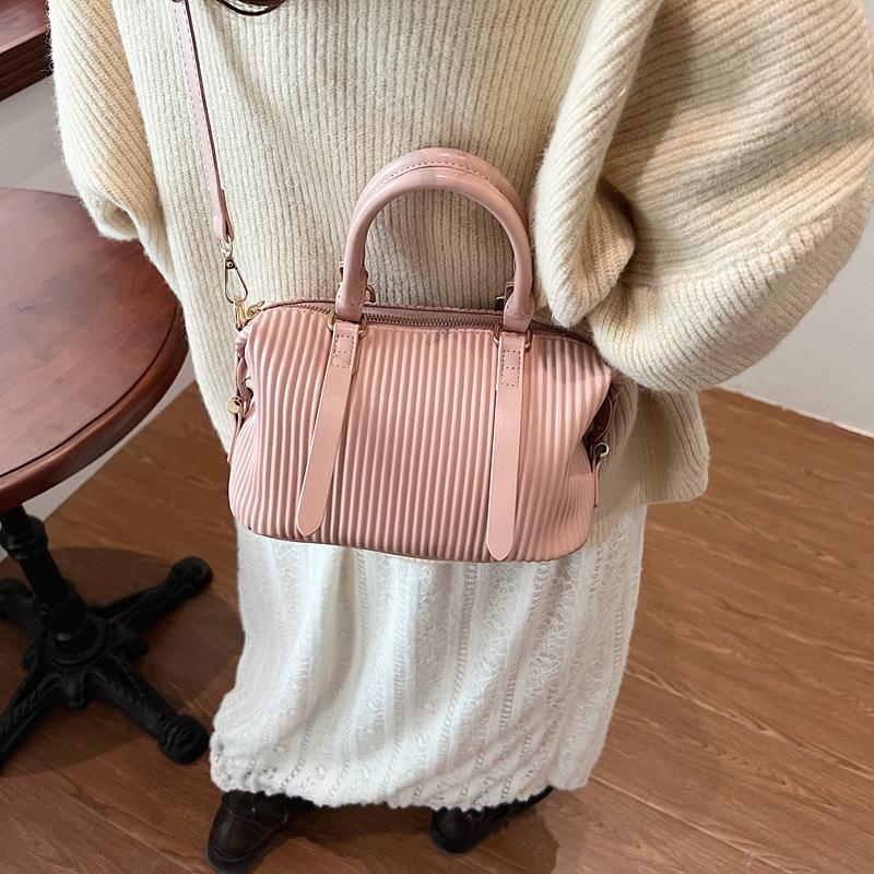 Product Introduction of High-quality Hand-held Bowling Bag Women's Autumn and Winter Simple and Fashionable Shoulder Bag Feeling Messenger Bag Bag 6609-521 17