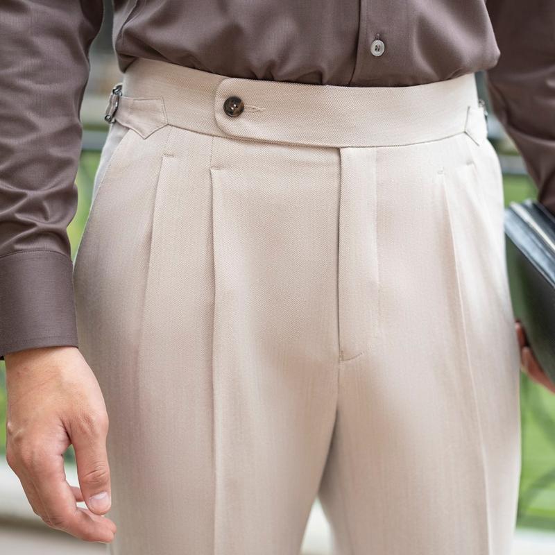 QD009-Quần âu nam cạp cao sidetab màu kem (trơn) và áo sơ mi màu nâu cổ đứng mở V tinh tế.