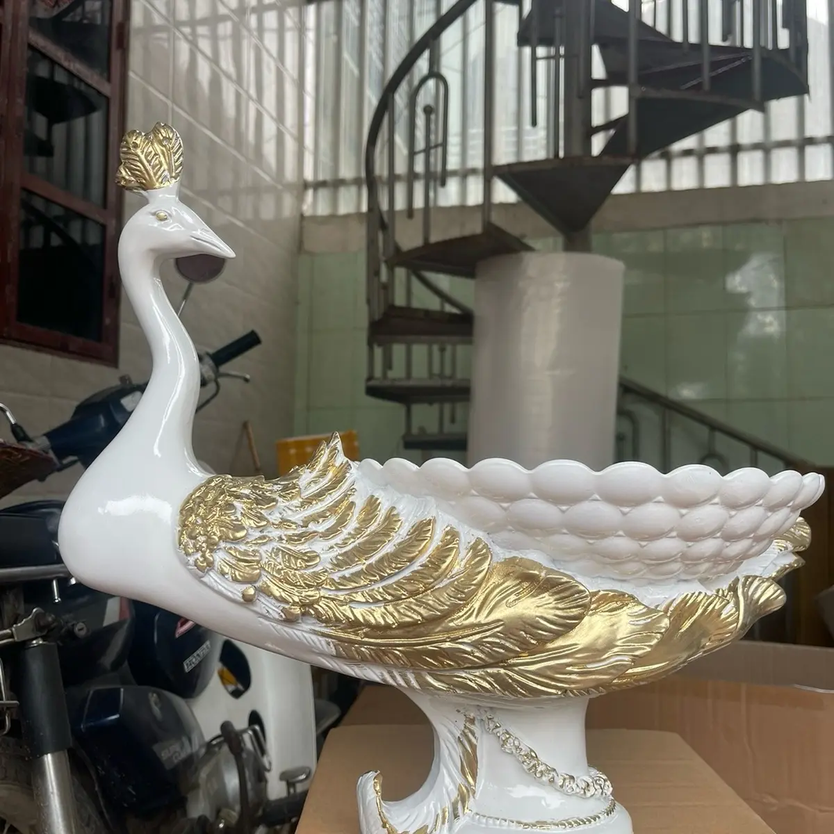 Lọ hoa con công, bình cắm hoa con công trang trí decor, mã số 213 chất liệu đá công nghiệp conposite dài 50cm rộng 28cm cao 42cm