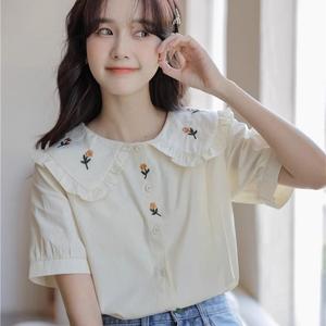 เสื้อเชิ้ตคอปกตุ๊กตาปักลายสีขาวแขนสั้นแขนพองสำหรับผู้หญิงช่วงฤดูร้อน