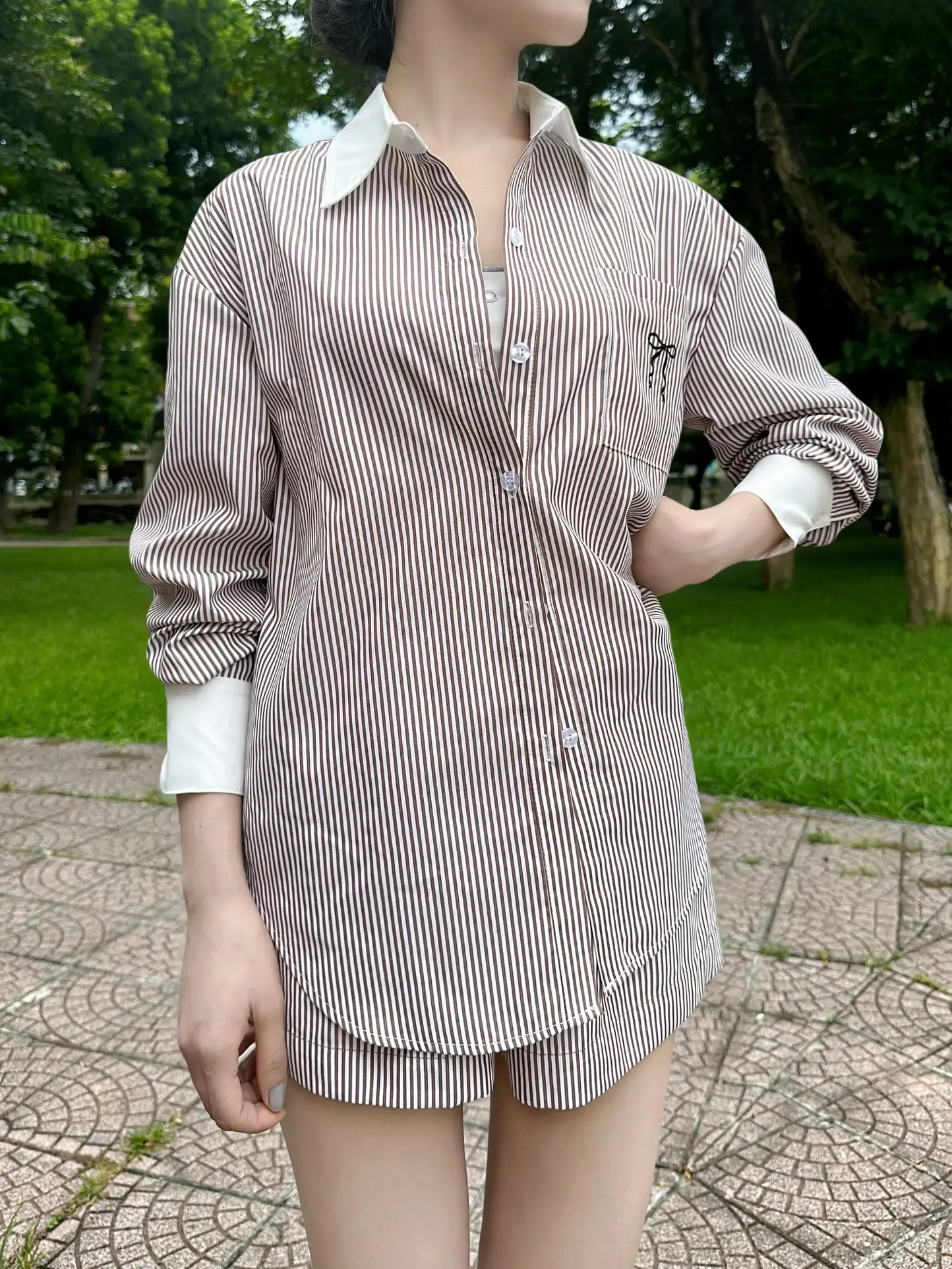 [ XẢ KHO ] HOABONG Sét áo Sơ mi cổ đức hoạ tiết Kẻ sọc phối trắng thêu Nơ túi áo mix quần Đùi 2 cạp cho Nữ