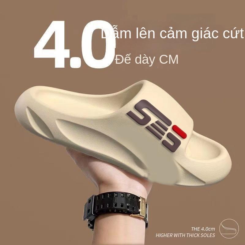 Giày nam kiểu dáng mùa hè đi bên ngoài phòng tắm gia đình chống trượt tắm đáy mềm giẫm phân cảm lạnh dép nam phiên bản Hàn Quốc