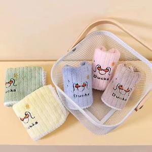 ผ้าขนหนู ผ้าเช็ดหน้า ผ้ากํามะหยี่ แบบนิ่ม ลายการ์ตูนเป็ด สําหรับเด็กทารก น่ารัก เด็กหญิง