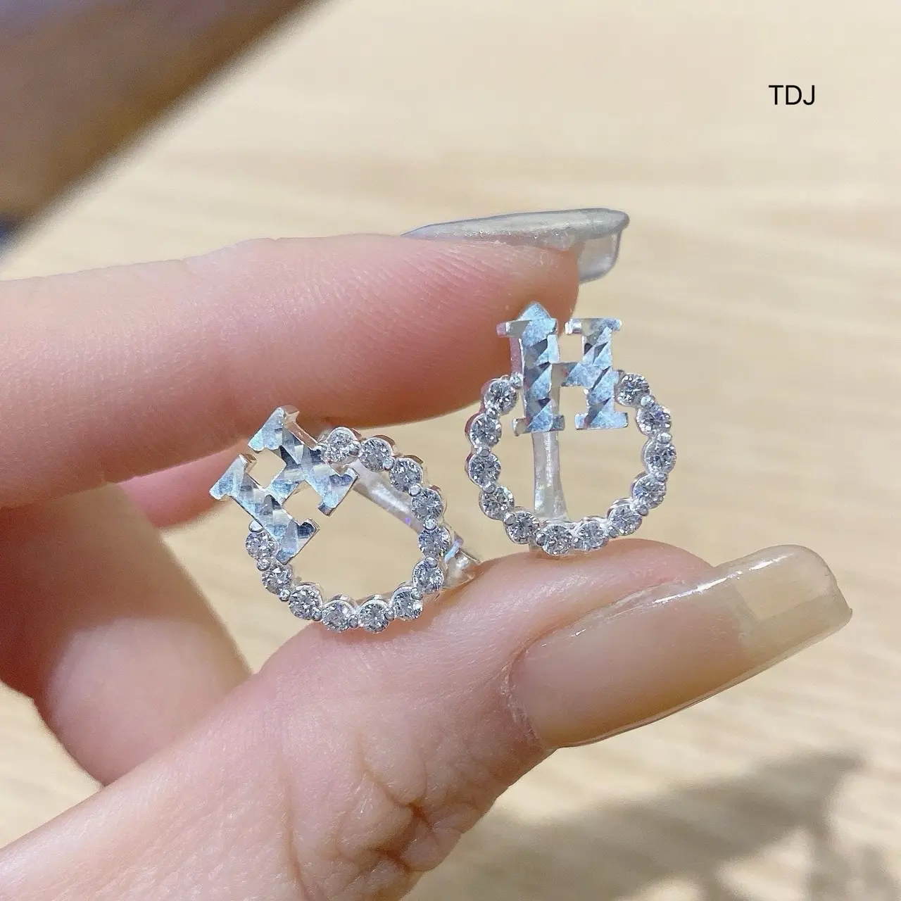 Bông tai bấm chữ H phay sáng bông tai nữ Women