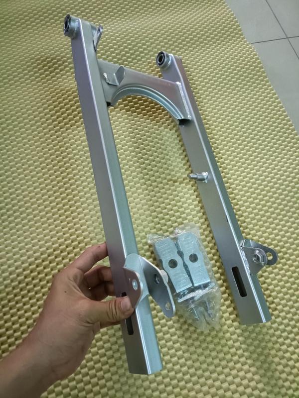 Càng sau cho xe Sirius màu bạc 50cm kèm pat tăng sên + pat giữ má đùm