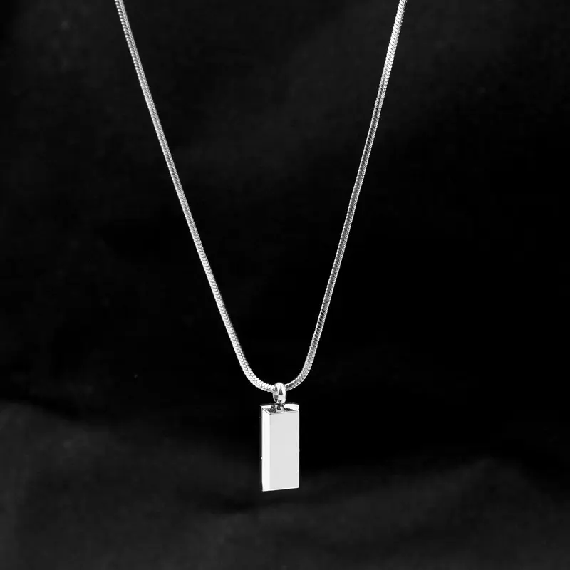 Rantai tulang ular keluli titanium yang sepadan, loket bata persegi kecil, keluli titanium tidak luntur, gaya personaliti ringkas mewah yang berpatutan, tulang selangka keluli titanium yang indah