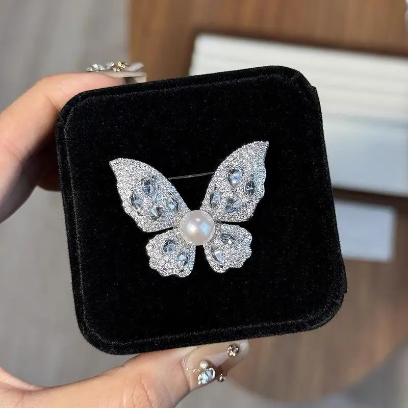 Exquisite butterfly three-dimensional imitation pearl brooch, female niche design, high-end fashion temperament, sweater with accessories