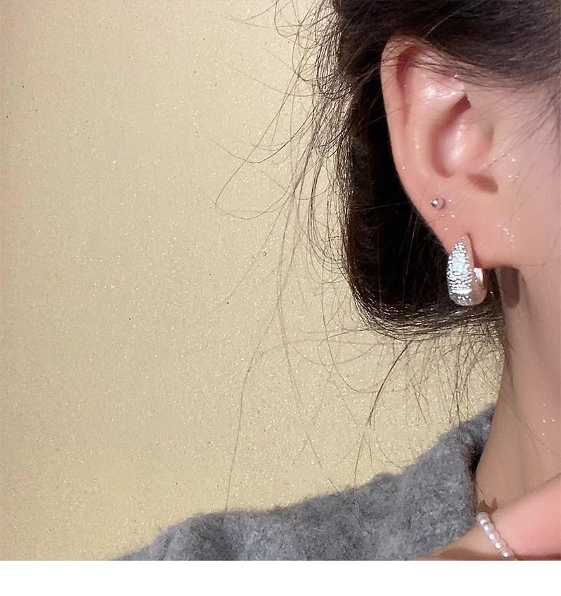 Product Introduction of Metal Minimalist Matte Hoop Earrings New High-end Stud Earrings Unique Temperament Ear Jewelry for Women 7