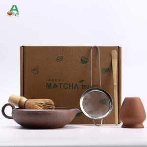 ชุดมัทฉะพรีเมี่ยม AiyoCha ชุด 5 ชิ้น อุปกรณ์ต้มชาเขียวมัทฉะ เกรดดี มาพร้อมเครื่องตีชาเขียวมัทฉะไม้ไผ่แท้ ที่กรองผงชาเขียว และถ้วยดินเหนียวมัทฉะ พร้อมหูหิ้ว มาในกล่องของขวัญสุดหรู matcha  set  kit