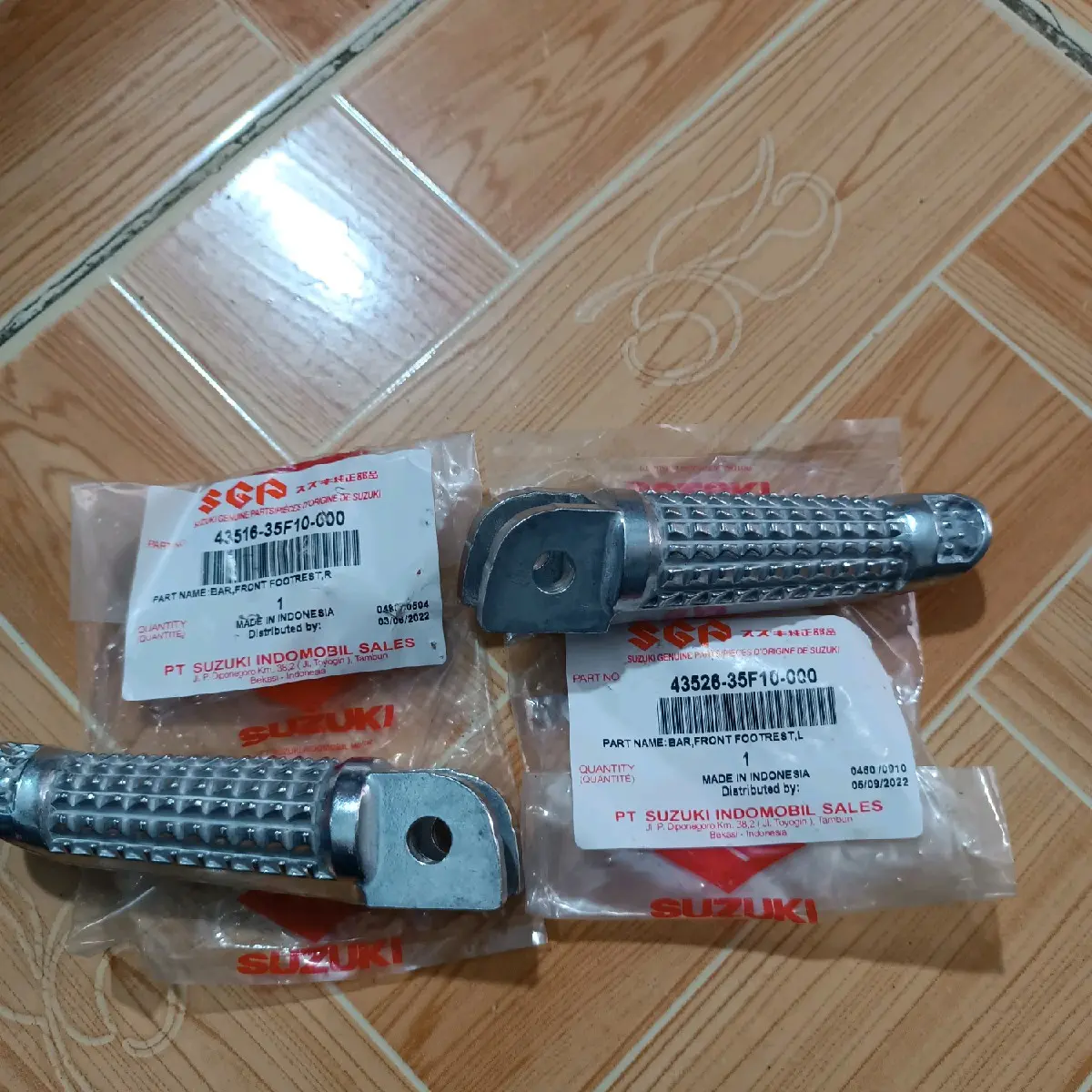 cục nhôm gác chân trước xe satria raider 150 fi chính hãng