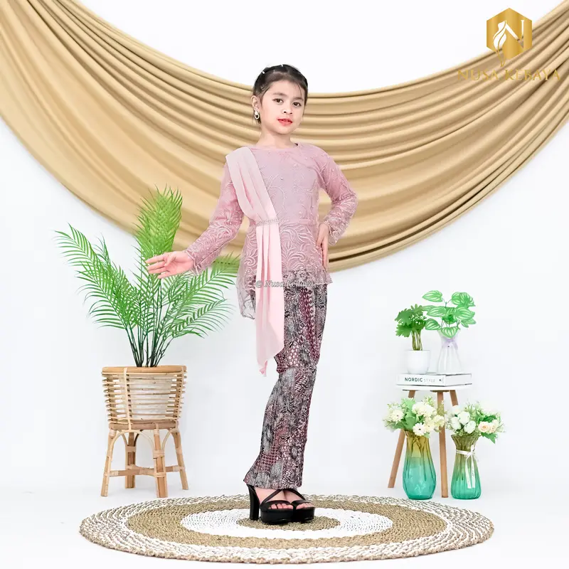 Setelan Baju Kebaya Anak Perempuan Bahan Brukat Tile Bordir Mutiara Set Rok Plisket Batik Anak Fashion 5
