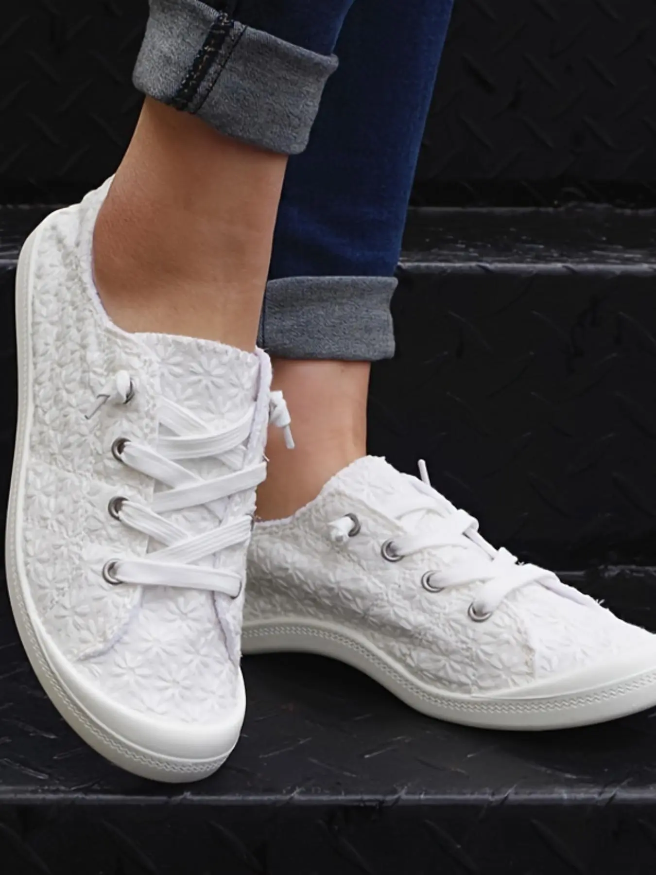 Women's Fashionable Solid Color Floral Textured Canvas Low Top Sneakers, Casual Lightweight Breathable Walking Shoes, All-match Commuter Shoes for Work & Daily Wear