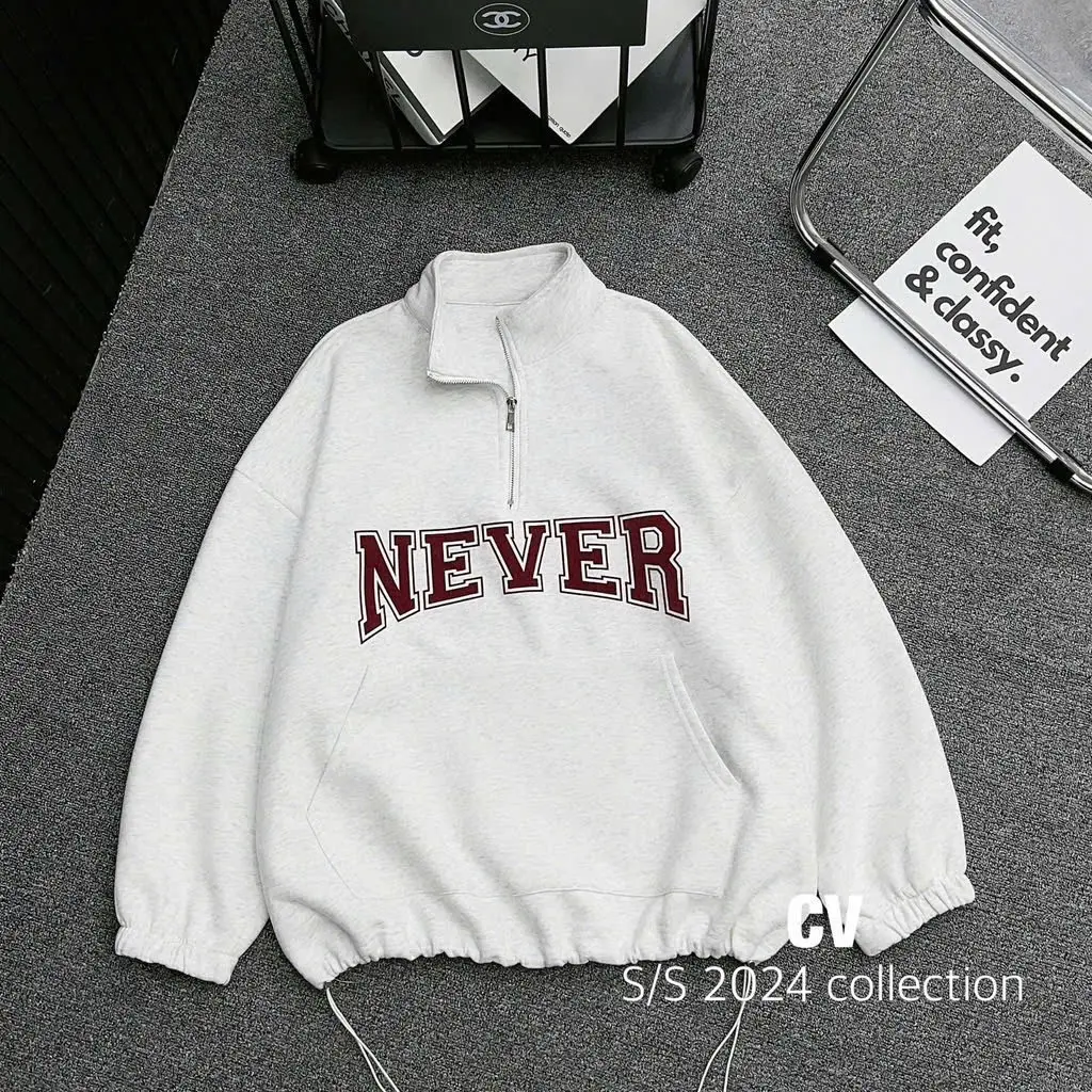 Áo nỉ 2 da  NEVER  khóa cổ , có túi trước