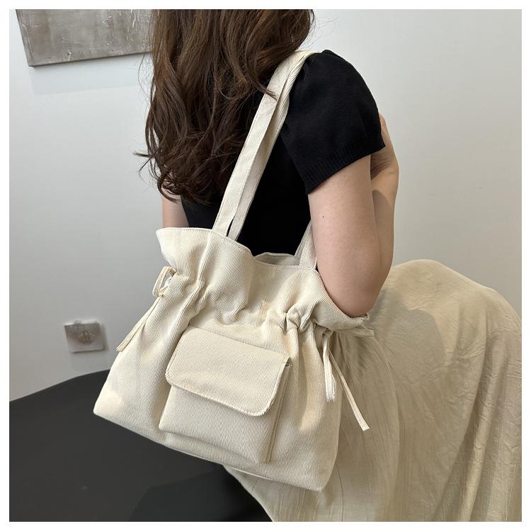 Product Introduction of New Korean Style Simple Shoulder Bag for Women with Drawstring Design, Fashionable Niche Commuter Underarm Bag, Elegant Versatile Handbag 16