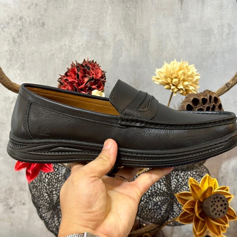 - Mocca 12: Dòng lười da bò Nappa cao cấp, mềm mịn có form dáng hiện đại trẻ trung, hoàn thiện hoàn toàn thủ công để đảm bảo độ bền và độ thẩm mỹ cao nhất. Một trong những dòng lười dễ đi mà một quý ông nên có. HỖ TRỢ KHÁCH ĐỔI SIZE KHI KHÔNG VỪA! 3