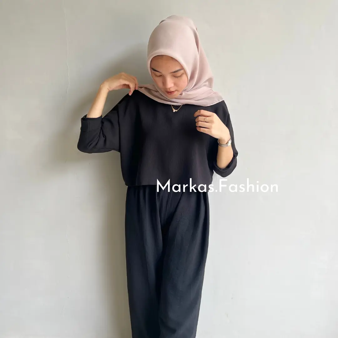 STACY CROP HITAM
