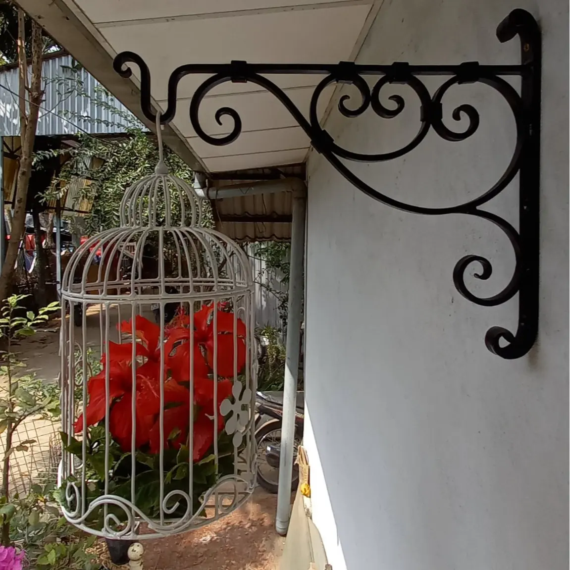 Lồng chim sắt mỹ thuật kết hợp với hoa tươi và nến trang trí tiệc, sân vườn đẹp lãng mạn