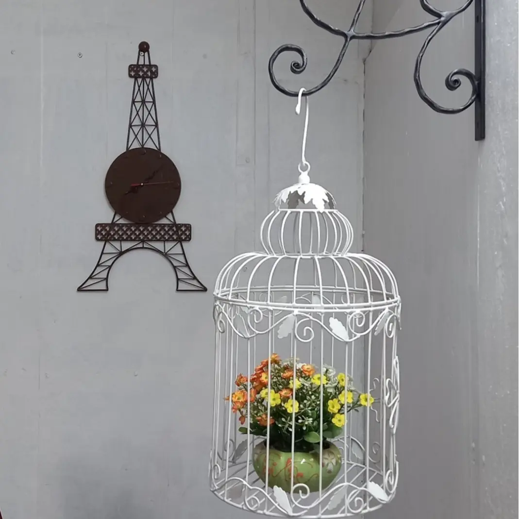 Lồng chim sắt mỹ thuật kết hợp với hoa và nến trang trí tiệc, sân vườn đẹp
