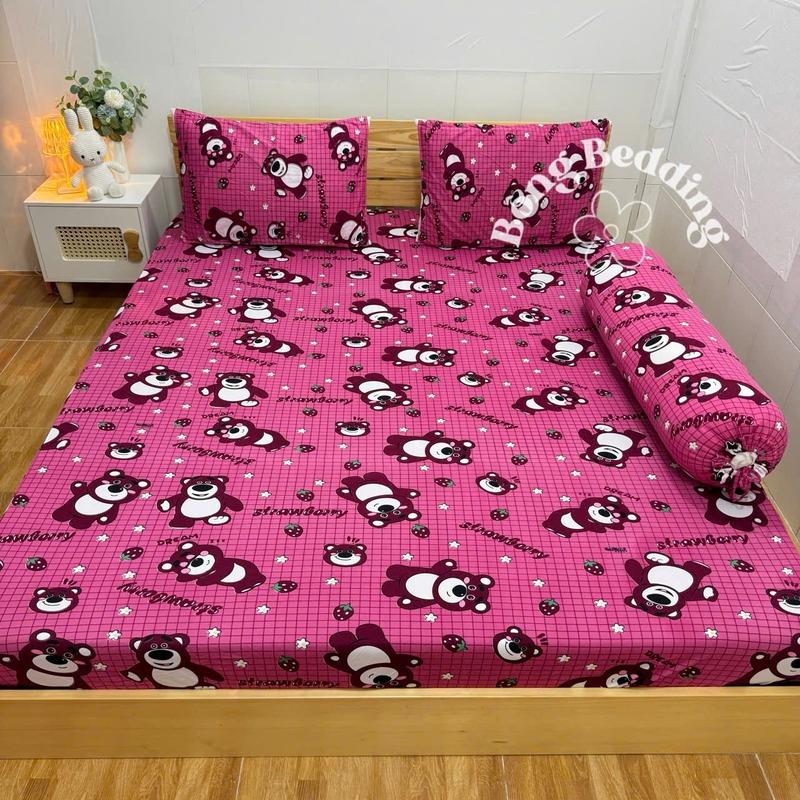 [BÔNG BÉDDING] ́Bộ Ga Gối Thun Hàn Quốc Chất Vải Mềm Mịn Mát, Mẫu GẤU DÂU LOTSO CARO HỒNG  (gồm 4 món: 1 ga bo chun, 2 vỏ gối nằm, 1 vỏ gối ôm dây rút)