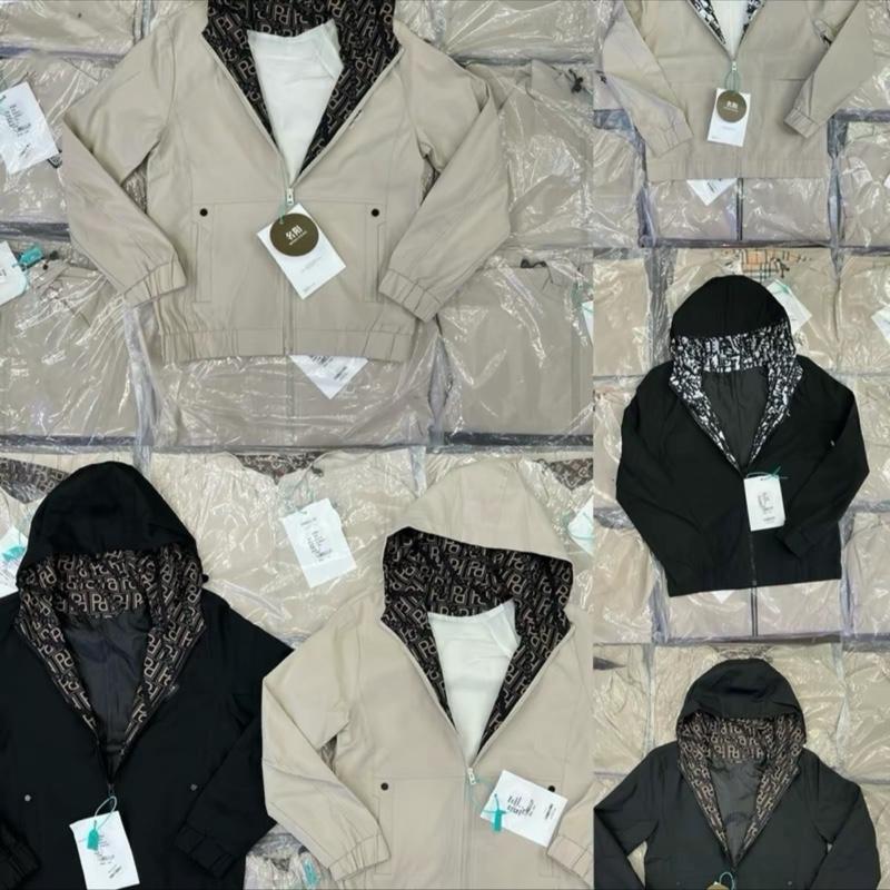 Áo khoác gió Di ô phối cổ mang đậm dấu ấn thanh lịch và sang trọng. Chất liệu gió cao cấp, mềm mại, thoáng khí. Cổ áo được thiết kế tỉ mỉ, phối màu hoặc họa tiết độc đáo, tạo điểm nhấn nhá nhá. Logo Di ô được thêu tinh tế hoặc in nổi bật. Áo có form dáng