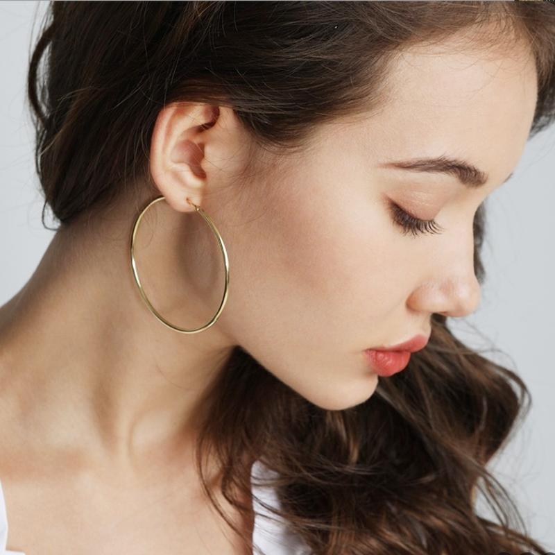 Khuyên tai tròn to chất liệu titan 18k, không đen, hoen gỉ, không dị ứng da, bền màu 1-2 năm, tắm giặt tiếp xúc nước thoải mái.