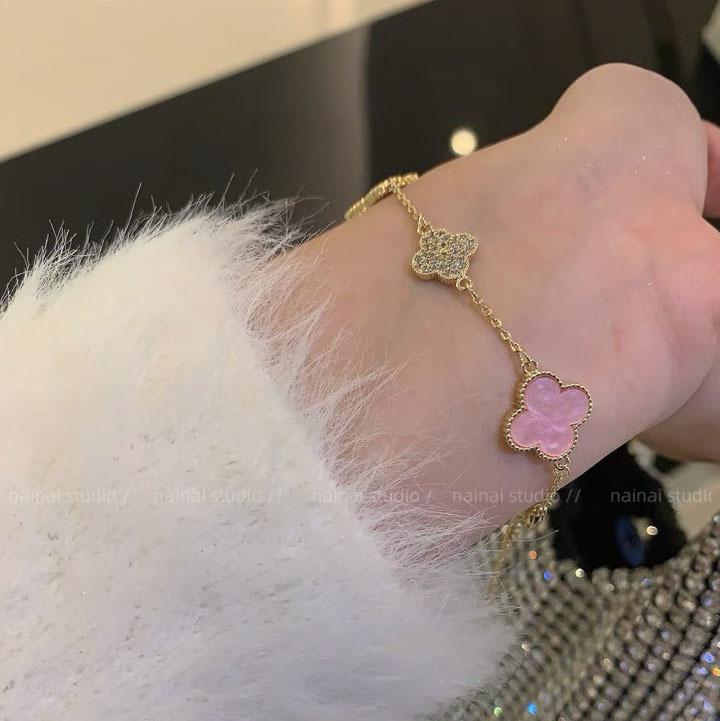 Product Introduction of Super Sparkling Clover Bracelet for Women's Ins, Light Luxury, niche, Personalized, Versatile Handpiece 15