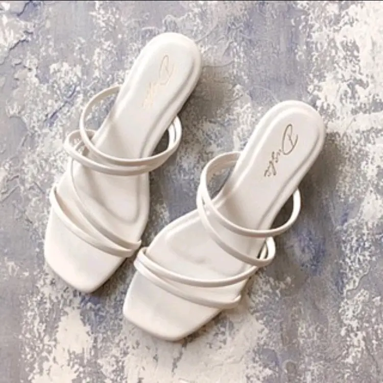 hils cantik lembut nyaman di pake Hak Datar (1 cm atau kurang) sandal retro 2