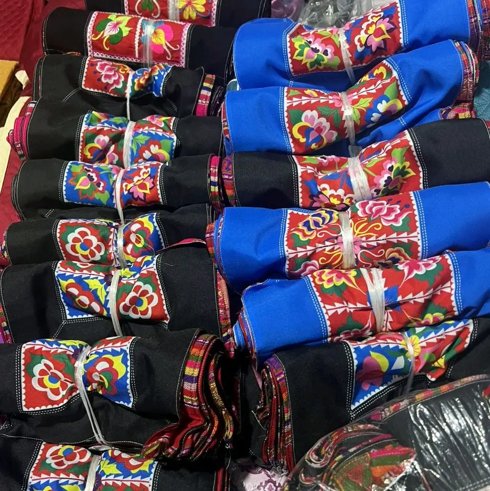 Khung vỏ đệm ngồi mặt thêu hoa văn, màu xanh để nhồi bông