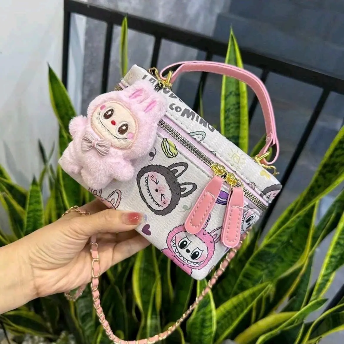 túi xách tay,đeo chéo dáng hộp kiểu dáng Hàn Quốc kèm gấu