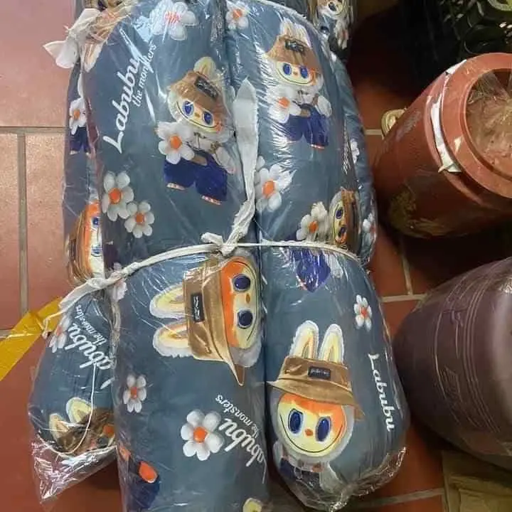 Gối ôm LaBUBU cho bé thích mê