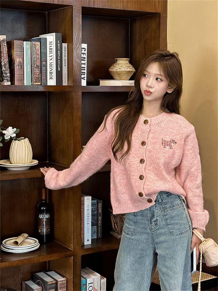 Product Introduction of Áo Len Dệt Kim Cardigan, Áo Khoác Mỏng Và Rộng, Thêu, Kẹo Vá Chó chó Con, Phong Cách Ngọt Ngào Hàng Mới Về 2024 Nữ Top Nữ Top Women Khuy Màu Hồng aolennu 4
