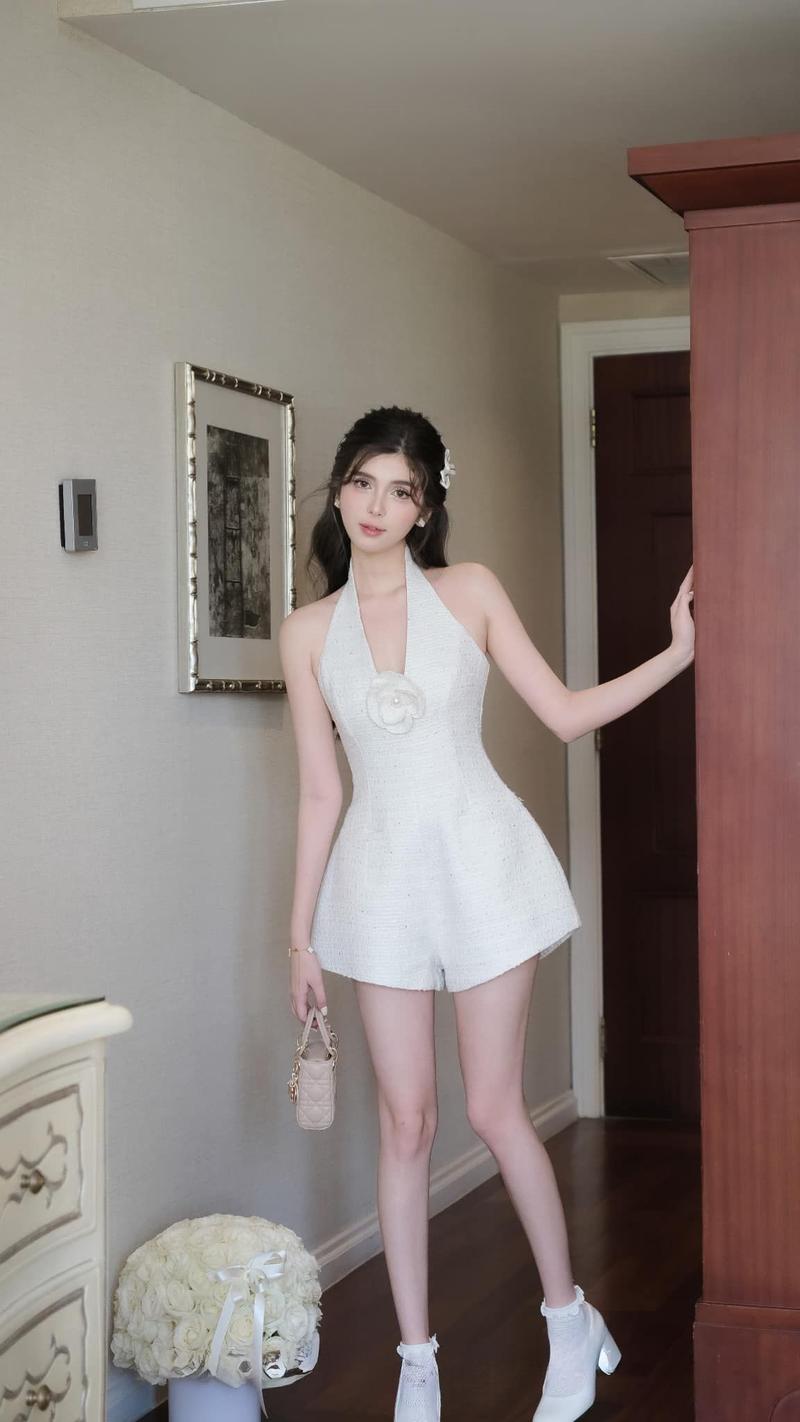 Product Introduction of P84 - Jumpsuit tiểu thư vại dạ tweed cổ yếm phối hoa trà dáng ngắn xinh xắn 8